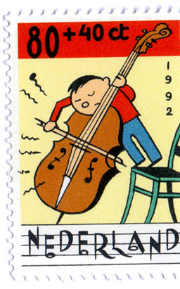 Kind übt Cello
